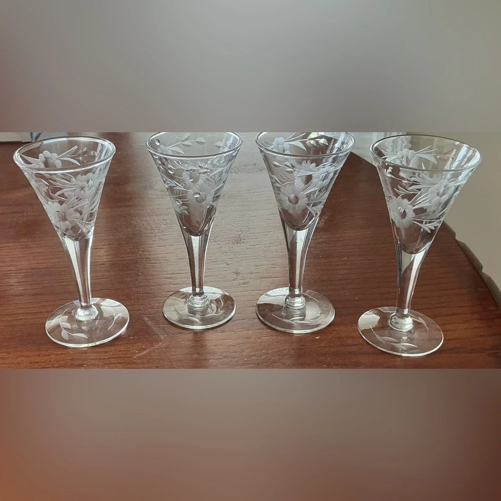 Set of 4 vintage trumpet-shaped sherry glasses